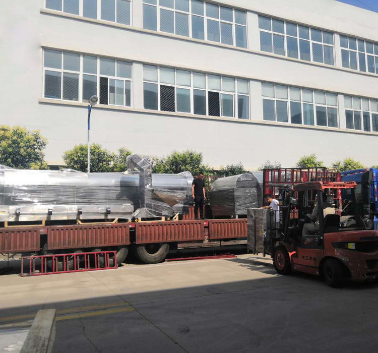 河北張家口趙總訂購的全套杏核加工炒貨設(shè)備13米專車發(fā)貨！
