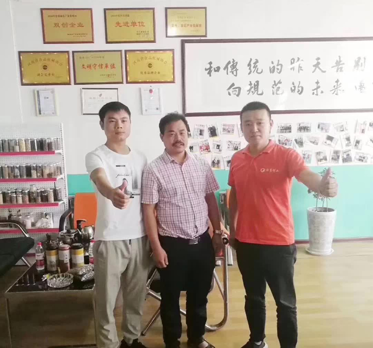 8月26日，浙江客戶來許昌智工試機(jī)后現(xiàn)場(chǎng)訂購全套六米電磁流水線炒貨設(shè)備