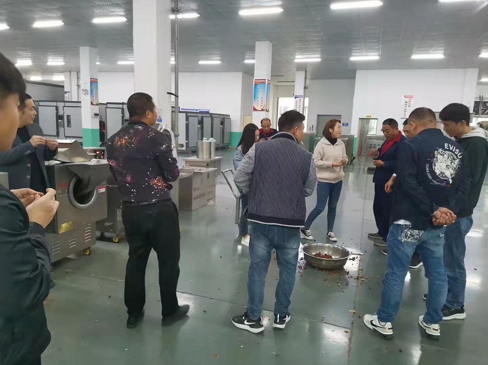 河南周口客戶(hù)光臨許昌智工考察試機(jī)電磁炒板栗機(jī)