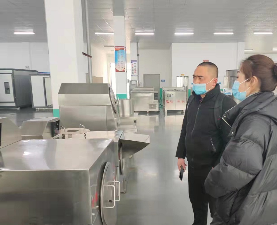 重慶客戶(hù)來(lái)公司考察并訂購(gòu)許昌智工中小型電磁炒貨機(jī)