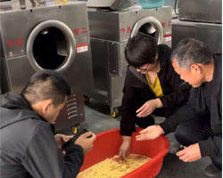 浙江客戶來廠試機炒貨機炒制姜棗茶，效果很滿意，現(xiàn)場簽單電磁炒貨機一臺！