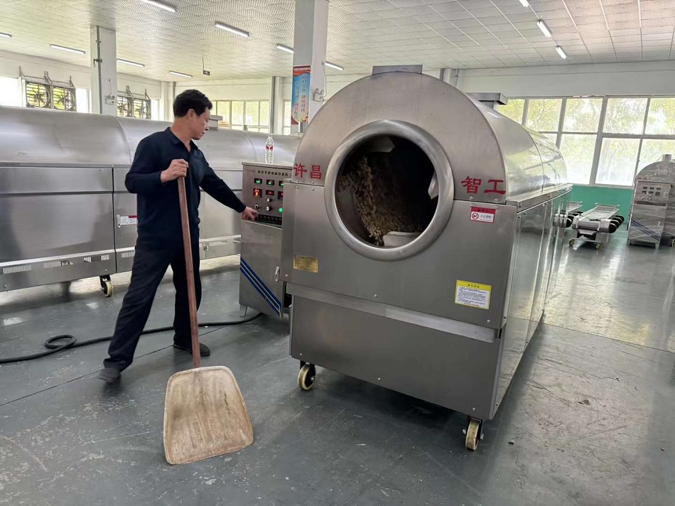 四川客戶來廠考察試機(jī)大型電磁炒貨機(jī)炒制花生果 四川客戶來廠考察試機(jī)大型電磁炒貨機(jī)炒制花生果